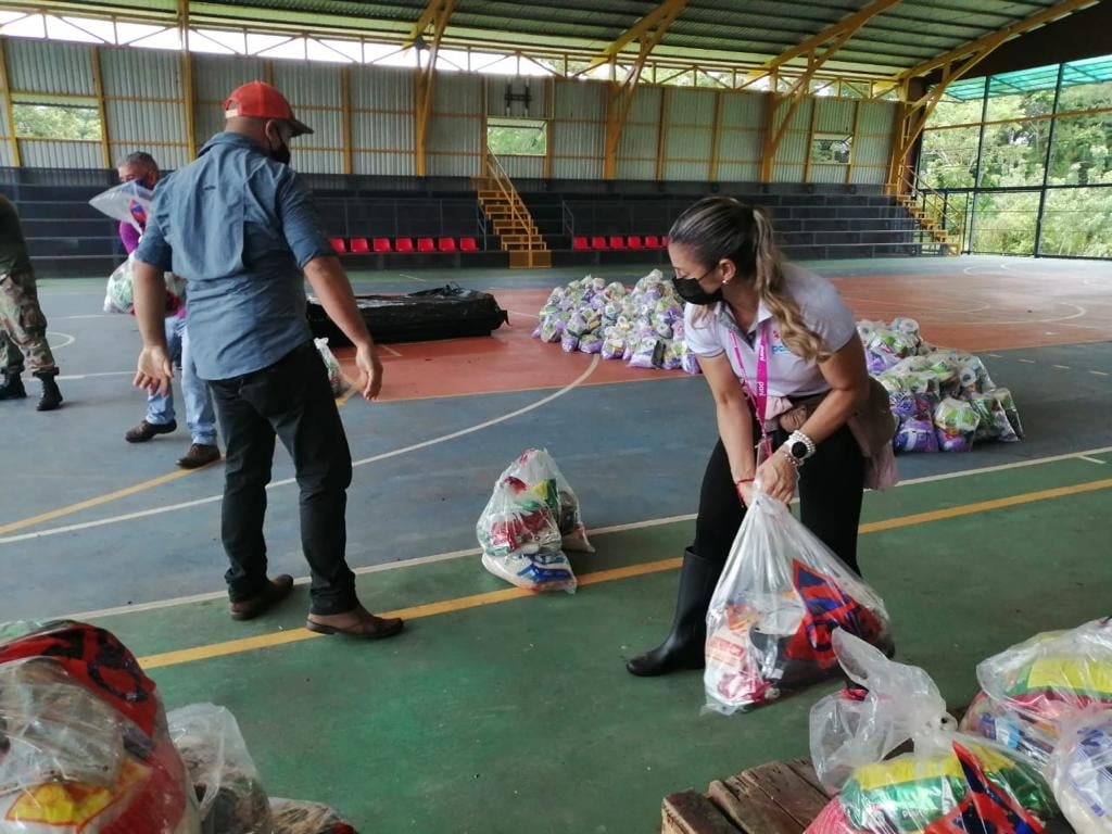 Funcionarios de PANI alistando paquetes de alimentos en albergues temporales