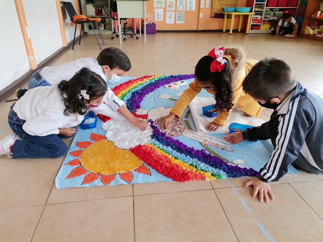 Niños haciendo un mural